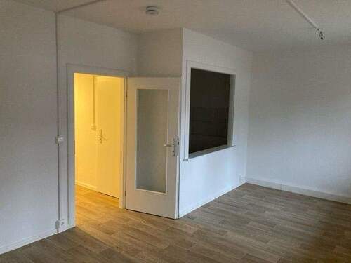 Wohnzimmer mit Blick auf Küche - 1 Zimmer Etagenwohnung zur Miete in Strausberg