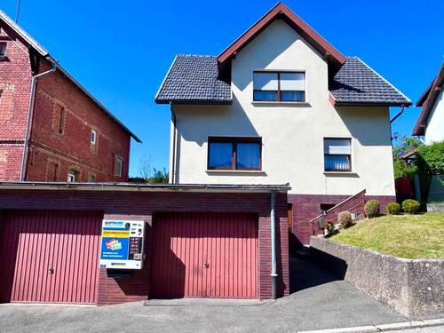 Haus - Einfamilienhaus mit Garten und Doppelgarage in Rödental - familienfreundlich & modernisierbar
