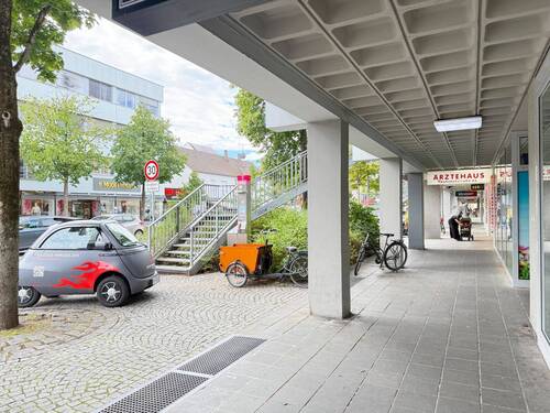 Überdachter Fußweg Rischtung Bahnhof - Gewerbeobjekt (Büro, Produktion, Verkauf) in Neumarkt