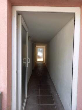 Eingang und Flur zur Rückseite - 