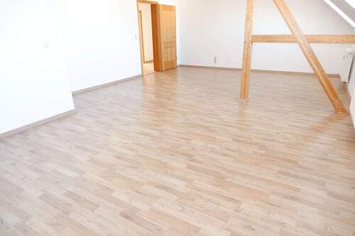 Wohnzimmer - 4 Zimmer Etagenwohnung in Chemnitz