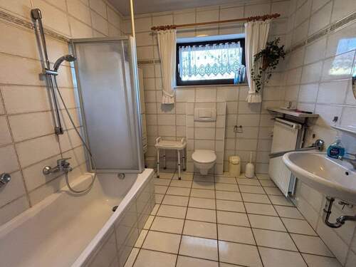 EG, Badezimmer Wanne.JPG - 