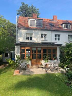 . - Genießen Sie die Wintermonate am Kamin und den Frühling im Garten