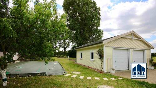 Pool und Doppelgarage - 