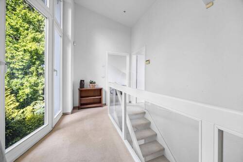 Galerie mit Treppe im OG. - 