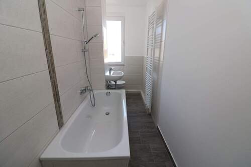 Beispiel Bad mit Wanne - Schaumparty im modernen Wannenbad...helle 3-RW mit Wanne u. Balkon!!!