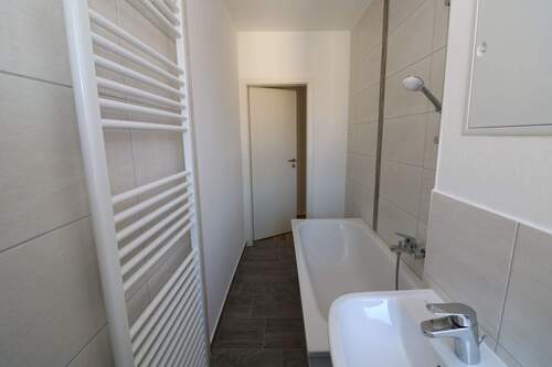 Beispiel Bad mit Wanne - 3 Zimmer Etagenwohnung zur Miete in Freiberg