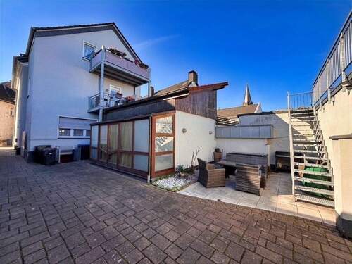 Rückseite mit Sitzecke - 5 Zimmer Etagenwohnung zum Kaufen in Arnsberg