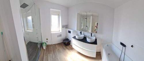 Tageslichtbad mit begehbarer Dusche und Vollbad - 