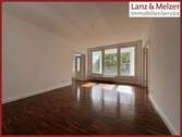 Wohnzimmer - Zuhause mit Charakter: außergewöhnlicher Grundriss, warme Atmosphäre & Balkon zum grünen Innenhof