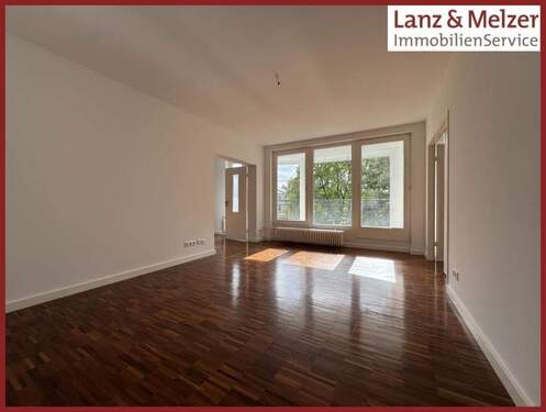 Wohnzimmer - Zuhause mit Charakter: außergewöhnlicher Grundriss, warme Atmosphäre & Balkon zum grünen Innenhof