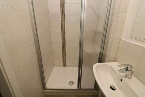 Beispiel Bad mit Dusche - 4 Zimmer Etagenwohnung zur Miete in Freiberg