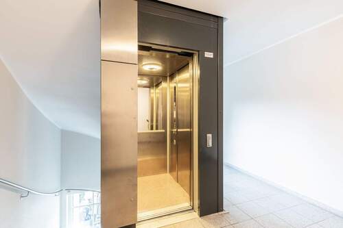 Lift neben Wohnungstüre im 1. Stock - 3 Zimmer Etagenwohnung zum Kaufen in Bad Wiessee