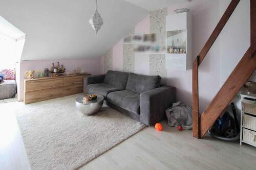 Wohnzimmer mit Aufgang in das ausgebaute Dachgeschoss - 