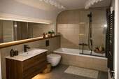 Badezimmer mit Badewanne - 