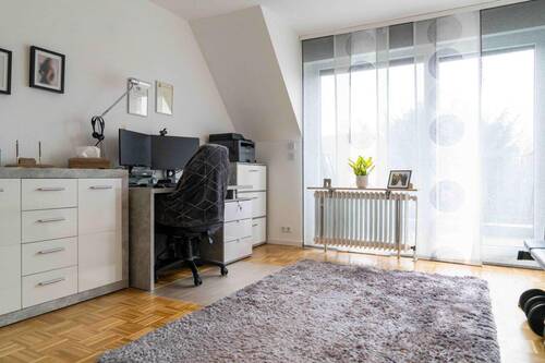 Kinder oder Arbeitszimmer mit Balkon - 