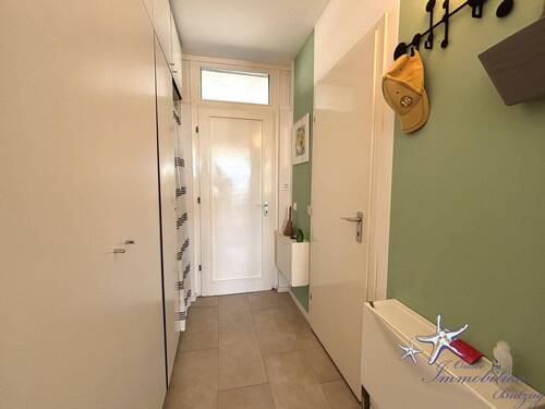 Flur mit Einbauschränken - 