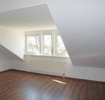 Geräumige Dachgeschosswohnung mit Laminatboden, halboffener Küche und Bad mit Badewanne - Senftenberg