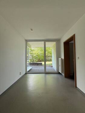 Diele - 3-Zimmer-Erdgeschosswohnung mit Terrasse, Einbauküche und Garage in Gerbrunn