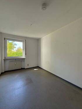 Kinderzimmer/ Büro - 