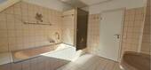 Dusche und Wanne im Badezimmer - 
