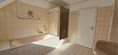 Dusche und Wanne im Badezimmer - 