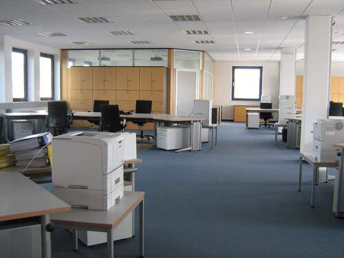Blick in linkes Großraumbüro - Büro zur Miete in Niederzier