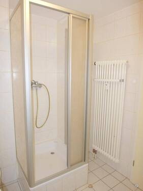 Bad mit Dusche - 