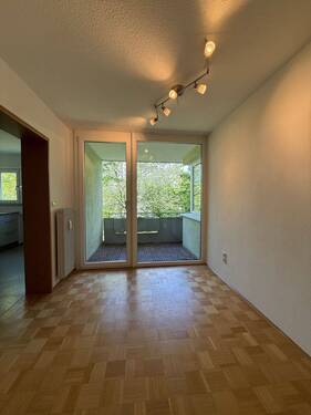Diele - Großzügige 3-Zimmer-Wohnung mit Balkon, Einbauküche und Garage in Gerbrunn