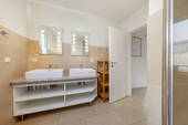 Helles Duschbad mit Doppelwaschtisch im EG - 