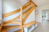 geräumiger Flur mit Holztreppe - 