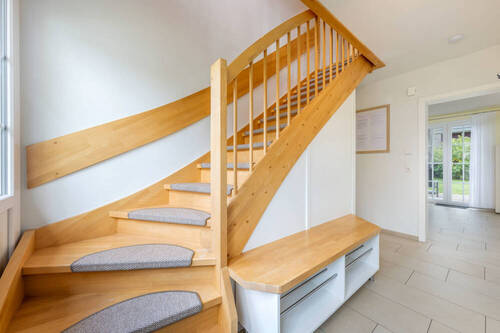 geräumiger Flur mit Holztreppe - 