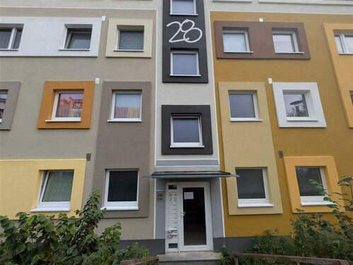 Hausansicht - RESERVIERT: Helle 3-Zimmer Erdgeschosswohnung mit Balkon