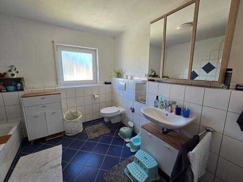 Badzimmer mit Fenster.jpg - 