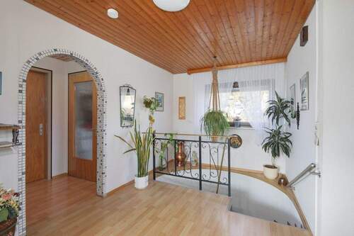 Eingangsbereich und Treppenhaus EG - Einfamilienhaus mit 135,00 m&sup2; in Wiernsheim zum Kaufen