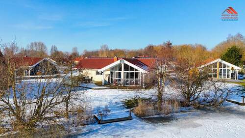 Hausansicht 1 - Ihr Ferienhaus am See mit eigenem Steg im Ferienpark 'Neu Seeland' in Otterndorf