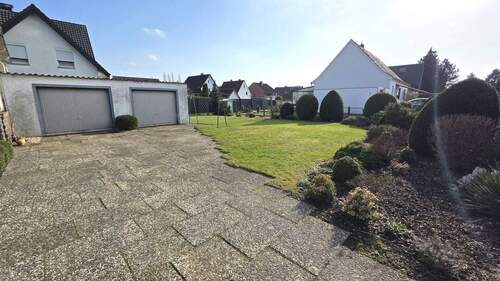 Einfahrt und Garagen - 