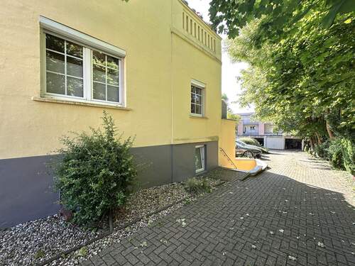 Zufahrt zu den Stellplätzen - 