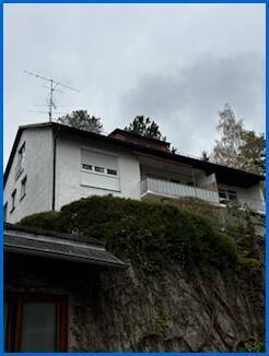 Hausansicht von Strasse - Tolle Lage auf der Höri - renovierungsbedürftige 60m2 - Dachgeschoßwohnung in gepflegtem Haus-frei!