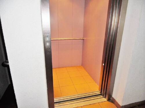 Aufzug im Treppenhaus - 