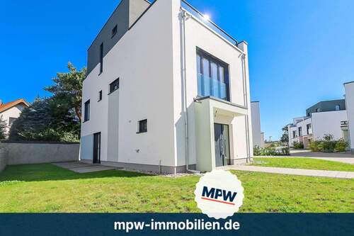 Seitenansicht - Anlegen, Einziehen, Vermieten: Exklusives Haus direkt am Wasser mit eigenem Bootsliegeplatz