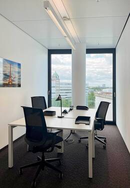 Regus_DusseldorfHafenspitzeMedienhafen_Germany_Cen - Privater Büroraum für 3 Personen in Regus Atrium