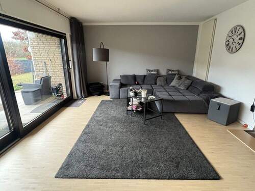 Lichtdurchflutetes Wohnzimmer - 