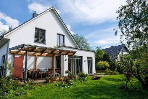 Gartenansicht - Hochwertige Architektur trifft nachhaltige Energie. Niedrigenergiehaus auf großzügigem Grundstück.