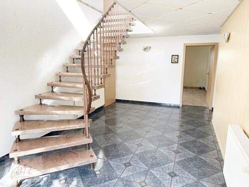 Erdgeschoss Eingangsbereich - 7 Zimmer Mehrfamilienhaus, Wohnhaus in Bauda