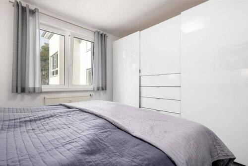 großer Kleiderschrank mit Fernseher - 
