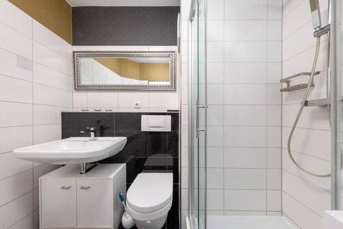 modernes Duschbad mit Waschmaschie - 