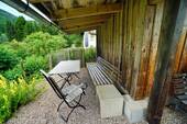 Sitzplatz vor Schuppen - 