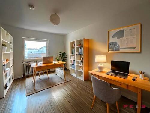 Büro KI generiert - Schöne 3-Zimmer Wohnung mit Balkon in Bonn-Beuel zum Kauf.