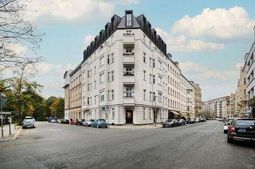Hausansicht und Blick in die Straße - 